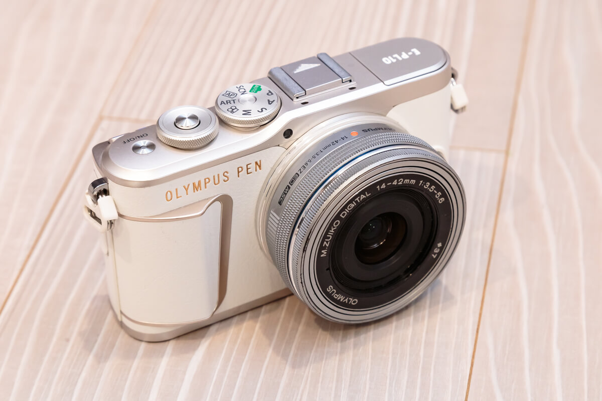 季節のおすすめ商品 OLYMPUS ミラーレス一眼カメラ PEN E-PL10 レンズ