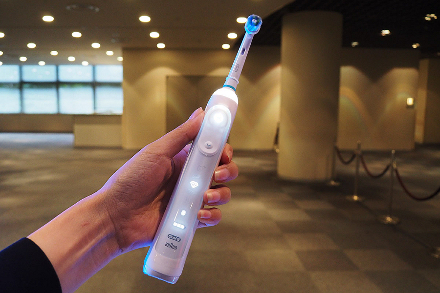 最安値最新作ブラウンr 電動歯ブラシ D7015256XCTWH ホワイト 電動歯ブラシ