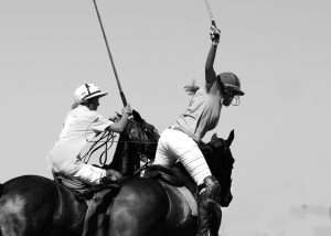 Deux filles jouant au polo